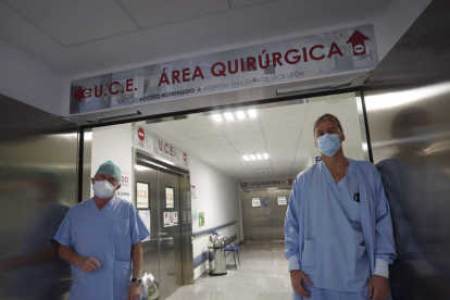Los anestesiólogos Alejandro Rabanal y Adolfo Gutiérrez del Hospital San Juan de Dios. JESÚS F. SALVADORES