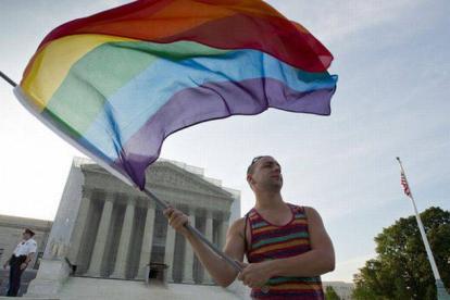 Un manifestante ondea una bandera gay a las puertas del Supremo estadounidense, este miércoles, tras conocerse la derogación de la ley.