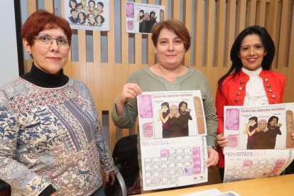 Fermina Bardón, Mari Luz González y Cristina del Valle, ayer en la Fundación Sierra Pambley durante la presentación del calendario de Mujeres en el Tiempo. RAMIRO