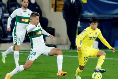 Josema pelea un balón con el centrocampista japonés del Villarreal Take Kubo. DOMENECH CASTELLÓ