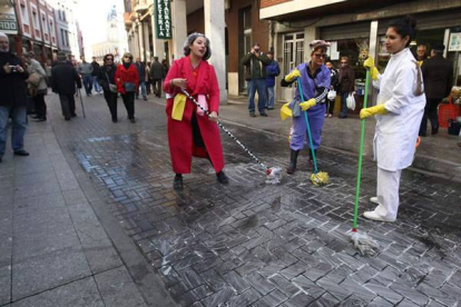 Limpiadoras barriendo y fregando la calle. Foto: Jesús/Ramiro.