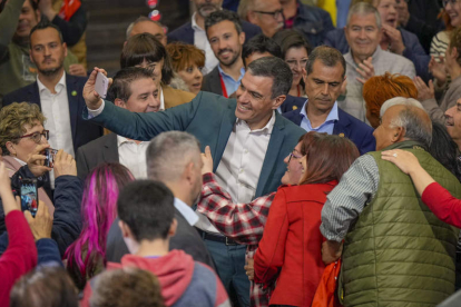 Pedro Sánchez se toma una foto con un grupo de simpatizantes ayer, en Albacete. MANU