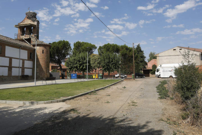 La calle junto a la iglesia de Azadinos, ahora de tierra y zahorra, es uno de los cinco viales terrosos que se aglomerarán. FERNANDO OTERO