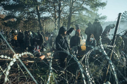 Los refugiados enjaulados por las concertinas entre Bielorrusia y Polonia. IREK DOROZANSKI