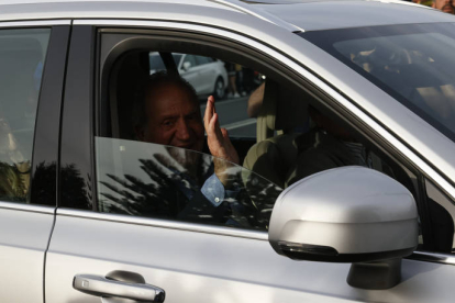 El rey Juan Carlos saluda al llegar en Sanxenxo (Pontevedra) a casa de su amigo íntimo y anfitrión Pedro Campos. LAVANDEIRA JR