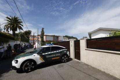 La Guardia Civil ha custodiado todo el día la casa donde se alojará el rey emérito estos días en Sanxenxo. LAVANDEIRA JR