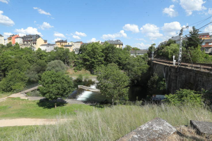 El río Sil a su paso bajo el puente del ferrocarril en la zona sur de la ciudad de Ponferrada. L. DE LA MATA
