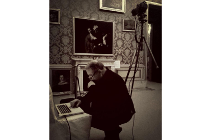 Santiago Santos en el Palacio Real de Madrid fotografiando un Caravaggio. IMAGEN CEDIDA POR MIGUEL PÉREZ CABEZAS