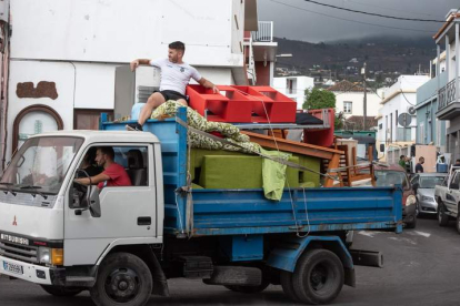 Una familia se lleva en un camión sus enseres en la localidad de La Laguna. MIGUEL CALERO