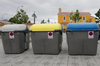 Contenedores para reciclar basura en León. JESÚS F. SALVADORES