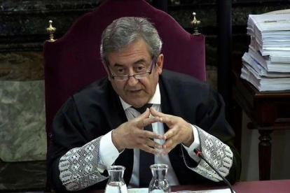El fiscal Javier Zaragoza lee su informe final en el juicio del procés.