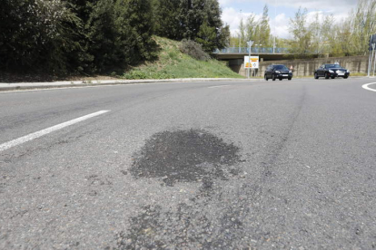 La rotonda de Sáenz de Miera es uno de los puntos del asfaltado que se arreglarán. MARCIANO PÉREZ