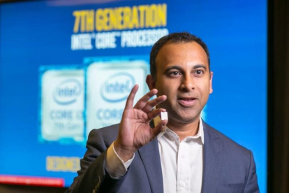 El vicepresidente de Intel, Navin Shenoy, en la presentación de un procesador.