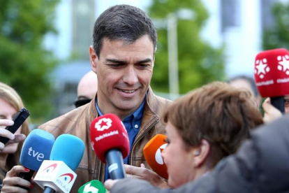 Pedro Sánchez atiende a los medios al inicio de la Manifestación del 1 de Mayo, en Madrid.