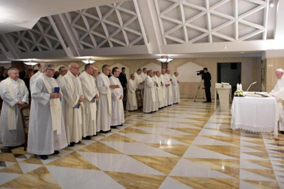 EL Papa Francisco, mientras oficia la misa en la residencia de Santa Marta, en El Vaticano.