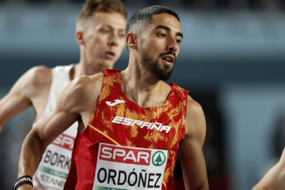 Saúl Ordóñez en un momento de su serie de 800 metros en el Mundial de Estambul. RFEA/MIGUÉLEZ