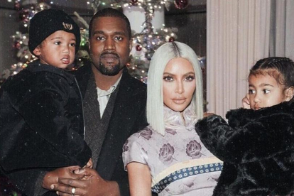 Kim Kardashian y Kanye West posan con sus dos hijos, North y Saint.