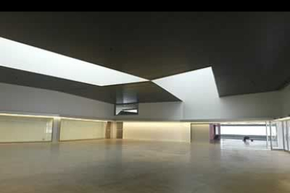 El Musac es un laberinto de nueve salas de exposiciones gigantescas envueltas por amplias paredes de hormigón blanco revestido. El interior, pensado para espacios versátiles gracias a las puertas metálizadas móviles.