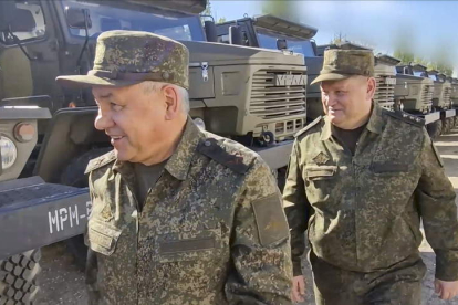 El ministro de Defensa ruso inspecciona el equipo militar y armas que se enviarán a Ucrania. RUSSIAN DEFENCE