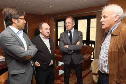 Emilio Orejas, José Manuel Otero, López Cerrón y Serafín Vázquez, ayer en el Ayuntamiento.