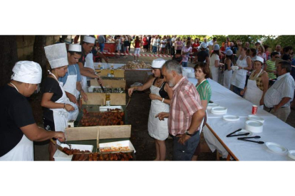 Celebración de la romería de Los Cachones, en la que son tradición los chorizos y las sardinas. MEDINA