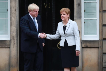 Boris Johnson y Nicola Sturgeon en Escocia.