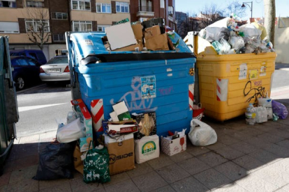 ontenedores repletos de basura en una calle de León. MARCIANO PÉREZ