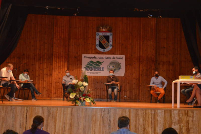Imagen de la asamblea de Mansurle celebrada ayer. MEDINA