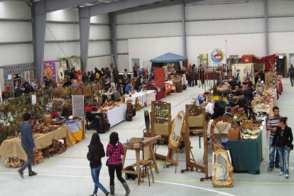 La feria de artesanía se celebró en el pabellón de deportes del paraje de Santa Amadora.