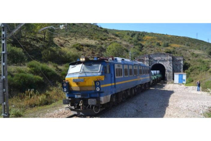 Una locomotora 251, con el tono original de la compañía, supera la Perruca. FOTO A. T. MARCOS