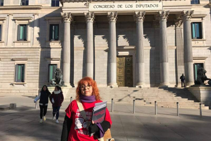 La leonesa Ángeles Fernández, ayer delante del Congreso de los Diputados. DL