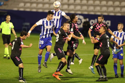 El Sabadell se impuso a la Deportiva en la primera vuelta (0-3) en El Toralín. L. DE LA MATA