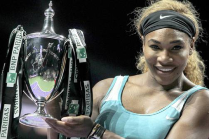 Serena Williams, con el trofeo que la acredita como ganadora del Masters femenino.