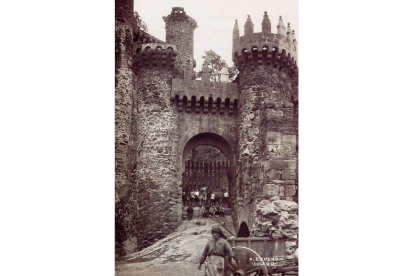 Diferentes imágenes históricas del Castillo de Ponferrada cuando se cumplen cien años del intento de convertirlo en un campo de fútbol, algo que agilizó finalmente su declaración como Monumento Nacional. DL