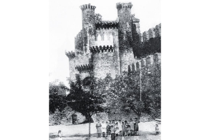 Diferentes imágenes históricas del Castillo de Ponferrada cuando se cumplen cien años del intento de convertirlo en un campo de fútbol, algo que agilizó finalmente su declaración como Monumento Nacional. DL