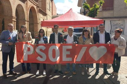 Miembros del PSOE de León y de Santa María del Páramo. DL