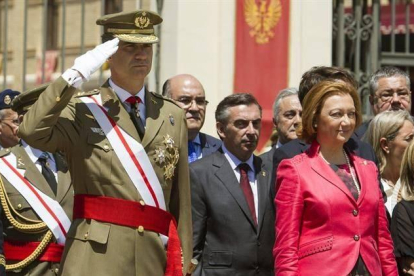 Felue VI saluda a Luis Gallego, presidente de Iberia, en presencia de Antonio Vázquez, presidente de IAG (entre ambos).