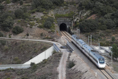Imagen de archivo de un tren de viajeros en los túneles del puerto de Manzanal en Torre. L. DE LA MATA