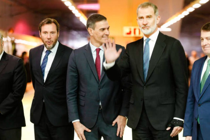 Carlos Pollán, Óscar Puente, Pedro Sánchez, el Rey Felipe VI y Alfonso Fernández Mañueco, antes de emprender viaje a Oviedo, en la estación de León. RAMIRO