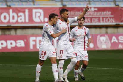 Julián Luque y Dioni celebran el segundo gol de la Cultural después de transformar el malagueño el penalti de los tres pitados por el árbitro vasco Sánchez Asla. FERNANDO OTERO