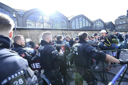 Agentes de la Policía vigilan la llegada de pasajeros a la estación central de Hamburgo hoy, 6 de julio de 2017. La Cumbre del G20 (o G-20 o Grupo de los Veinte).