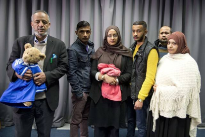 Las familias de las tres escolares londinenses que han viajado a Siria.