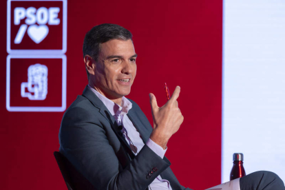 Pedro Sánchez, ayer, en su conversación con José Luis Escrivá. EVA ERCOLANESE