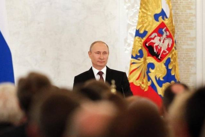 Putin se dirige a los parlamentarios en la solemne sesión en el Kremlin, este martes.