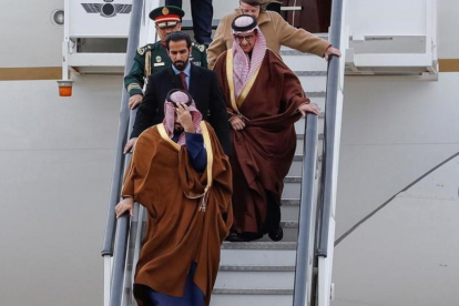El príncipe heredero saudí, Mohamed Bin Salman, llega a Torrejón de Ardoz (Madrid), este jueves.