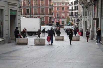 En la imagen, maceteros instalados en la calle Maestro Victoria de Madrid.