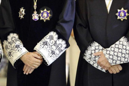 Detalle de las puñetas de las togas de dos magistrados que participaron en la apertura del año judicial del 2013 en el Tribunal Supremo.