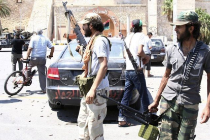 Combatientes rebeldes en una calle de Tripoli, hoy.
