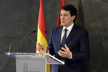 El presidente de la Junta, Alfonso Fernández Mañueco, durante la rueda de prensa telemática.