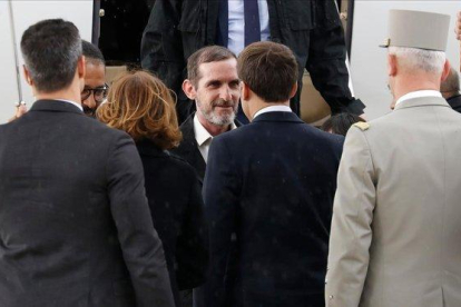 Macron recibe a los rehenes franceses en el aeropuerto de Villacoublay, cerca de París.